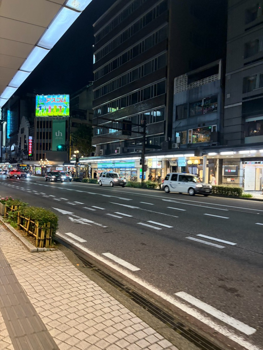 夜の片町大通り