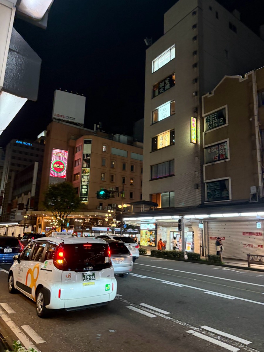 夜の片町交差点に止まるタクシー