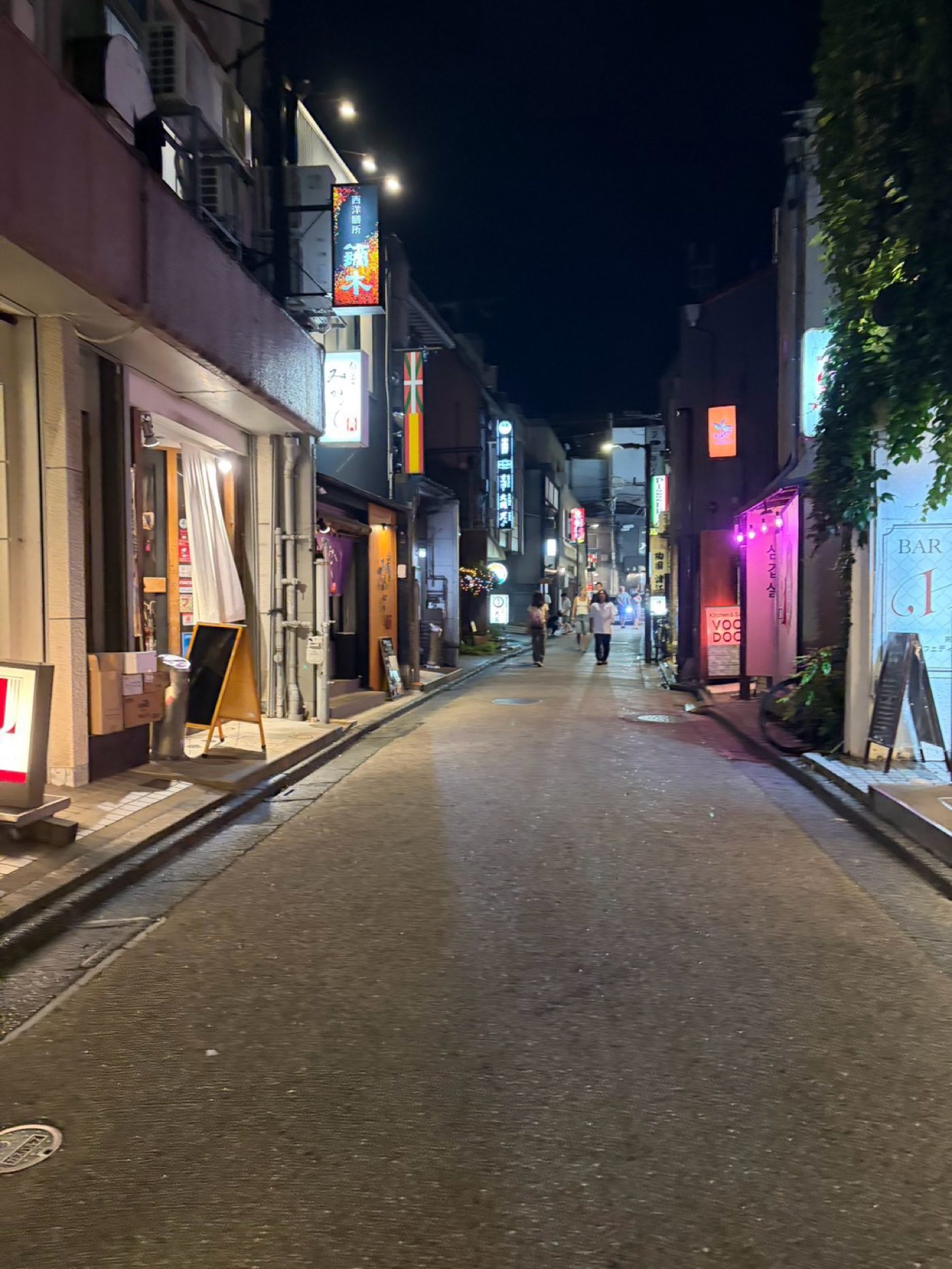 夜の片町・新天地の路地。ネオン看板が並ぶ飲み屋街の実景